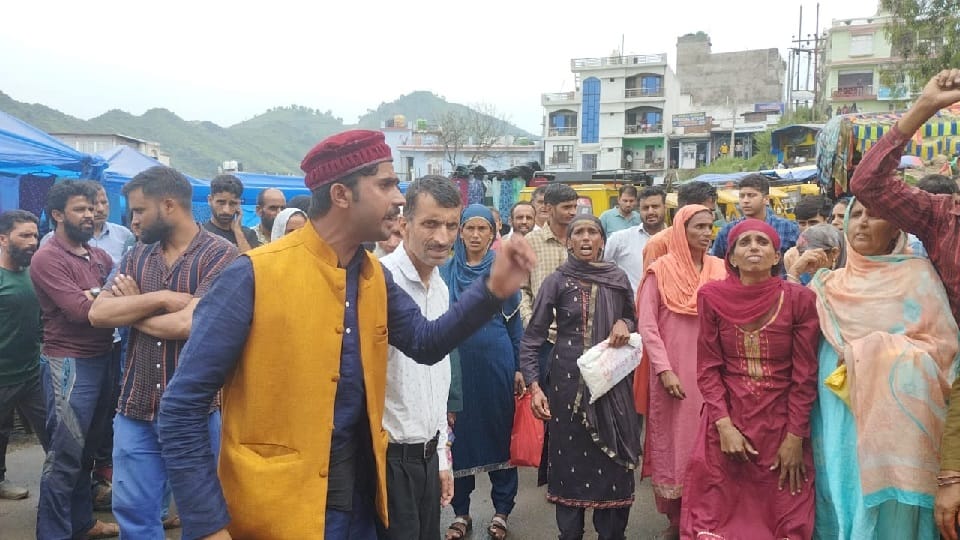 Jammu Kashmir: Demonstration in Rajouri GMC keeping dead body on the road