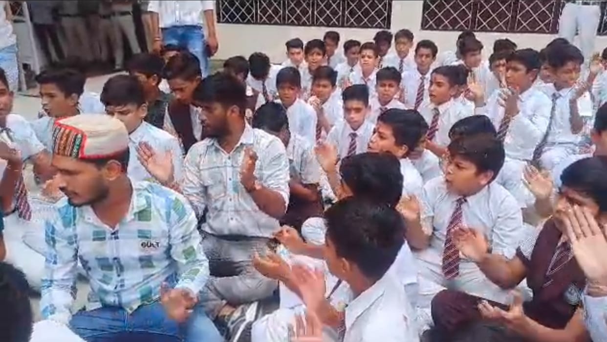 MP News: When the students reached the school by applying Tilak, they were not given admission in the school