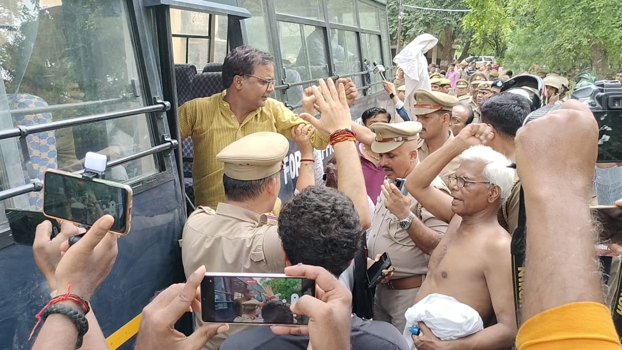 Railway police team arrived to remove the occupation of Sarva Seva Sangh, protesting people in custody