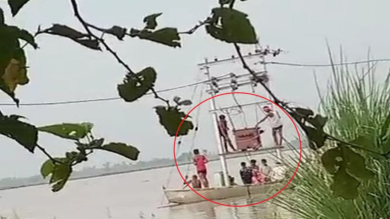 People of Another Village took Transformer of flood-hit village by boat In Farrukhabad
