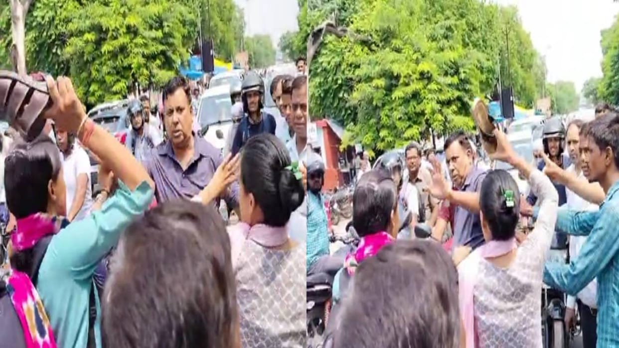 daughter in law along with sister beat father in law with slippers in collectorate In Mathura