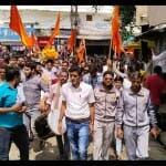बड़नगर में यात्रा निकालते हिंदू संगठन के सदस्य।