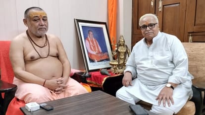 जगद्गुरु शंकराचार्य राजराजेश्वराश्रम महाराज के आश्रम में भैयाजी जोशी