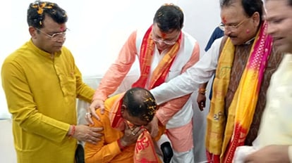Uttarakhand: सीएम के कुर्सी पर बैठाते ही भावुक हुए मेयर, इस प्रण की वजह से 56 महीनेे तक बनाई थी सत्ता से दूरी CM Dhami reached rudrapur mayor became emotional as soon as he sat on the chair took a vow Uttarakhand news