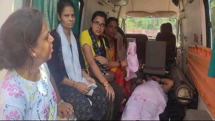 Bus full of devotees overturned, accident occurred while saving the cyclist, coming to visit Sheetladham