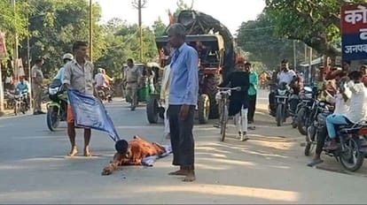 Shiv devotee went on Dandavat Kanwar Yatra in Shahjahanpur