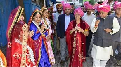 Minjar Fair 2023: मिर्जा परिवार की बनाई मिंजर अर्पित करने के साथ अंतरराष्ट्रीय मिंजर मेले का आगाज Governor Shiv Pratap Shukla inaugurates International Minjar Fair