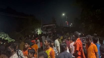 Uncontrollable dumper trampled the Kawandis on the Dharamshala overbridge in Gorakhpur