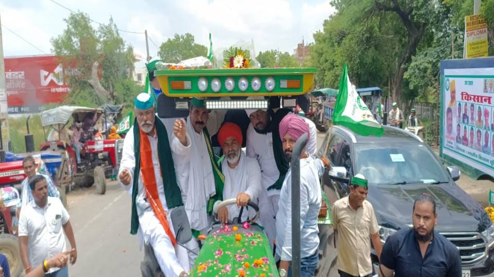 Rakesh Tikait reached Kisan Mahapanchayat organized in Agra by driving tractor
