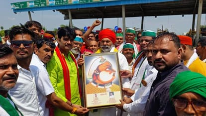 Rakesh Tikait reached Kisan Mahapanchayat organized in Agra by driving tractor