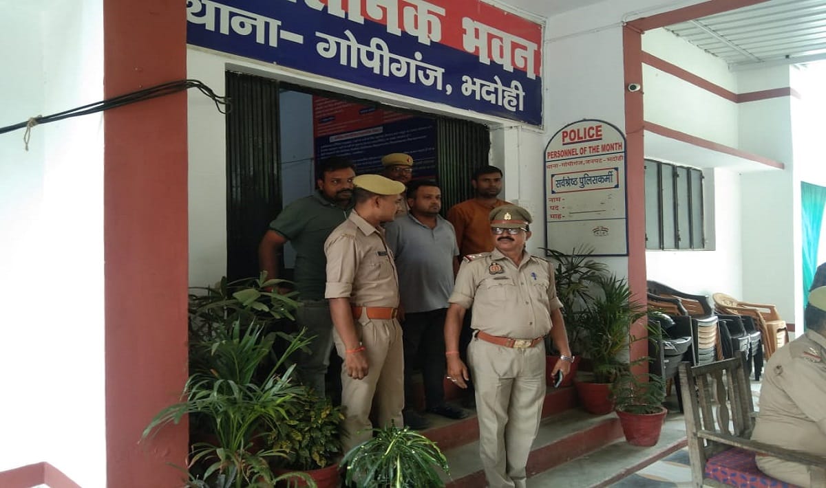 Three arrested including two policemen recovering money from Dhaba in name of investigation