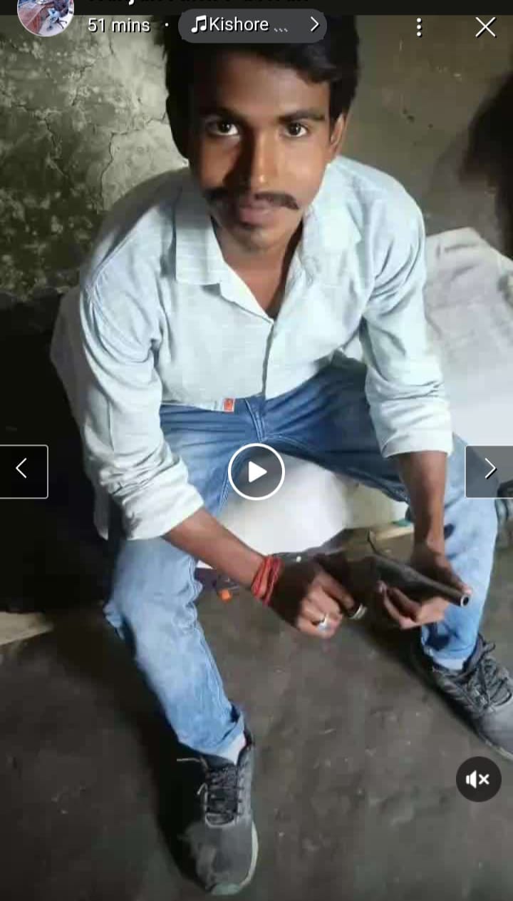 Bihar : Young man posted status on WhatsApp with desi katta in Aurangabad, police chased after it went viral