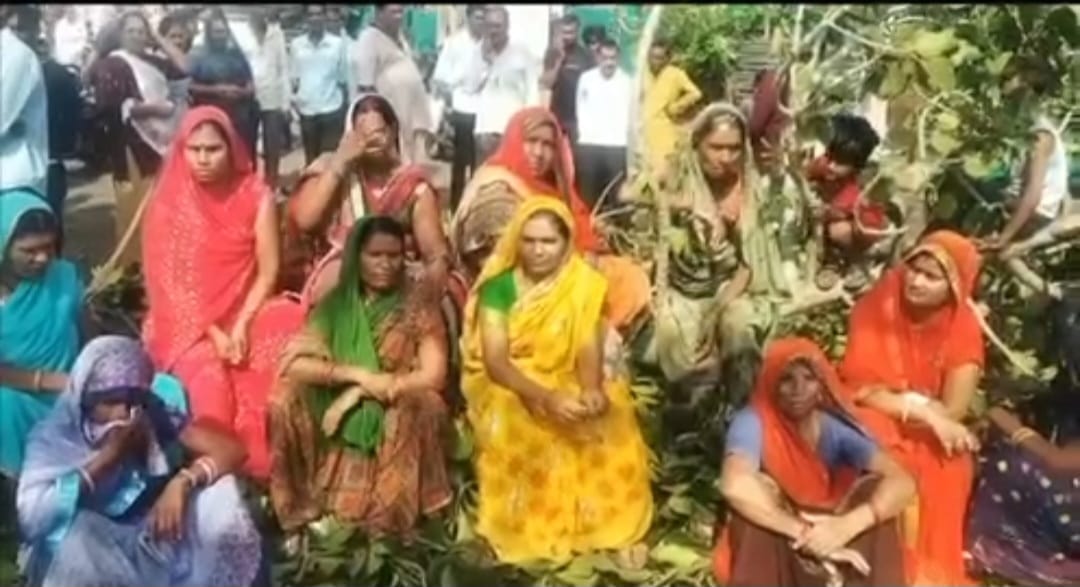 Sehore: Electricity failed due to storm, did not come even after two days, troubled women did chakkajam
