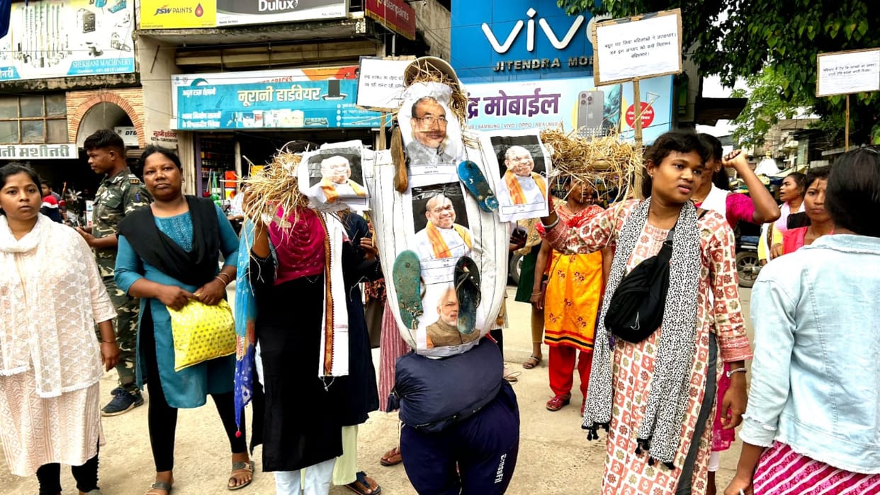 tribal girls burnt effigies of Home Minister Amit Shah and CM Bisen against Manipur violence in Kanker