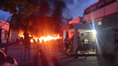 Fire in police station: Gas cylinder burst, three COP got scorched and eight jumped from the first floor