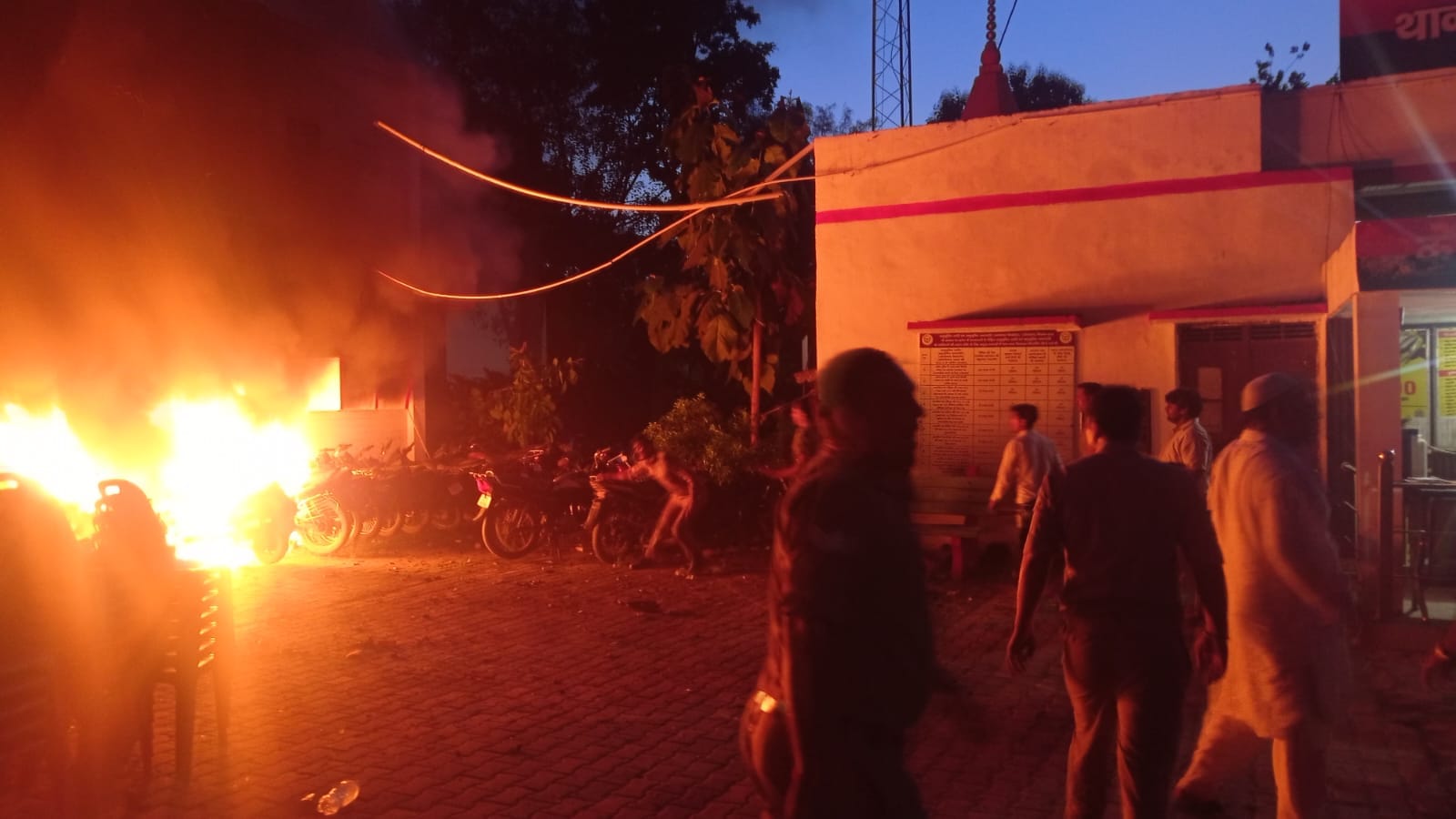 UP: goods of lakhs were burnt including bikes of soldiers, now how will secrets of cases filed in files open