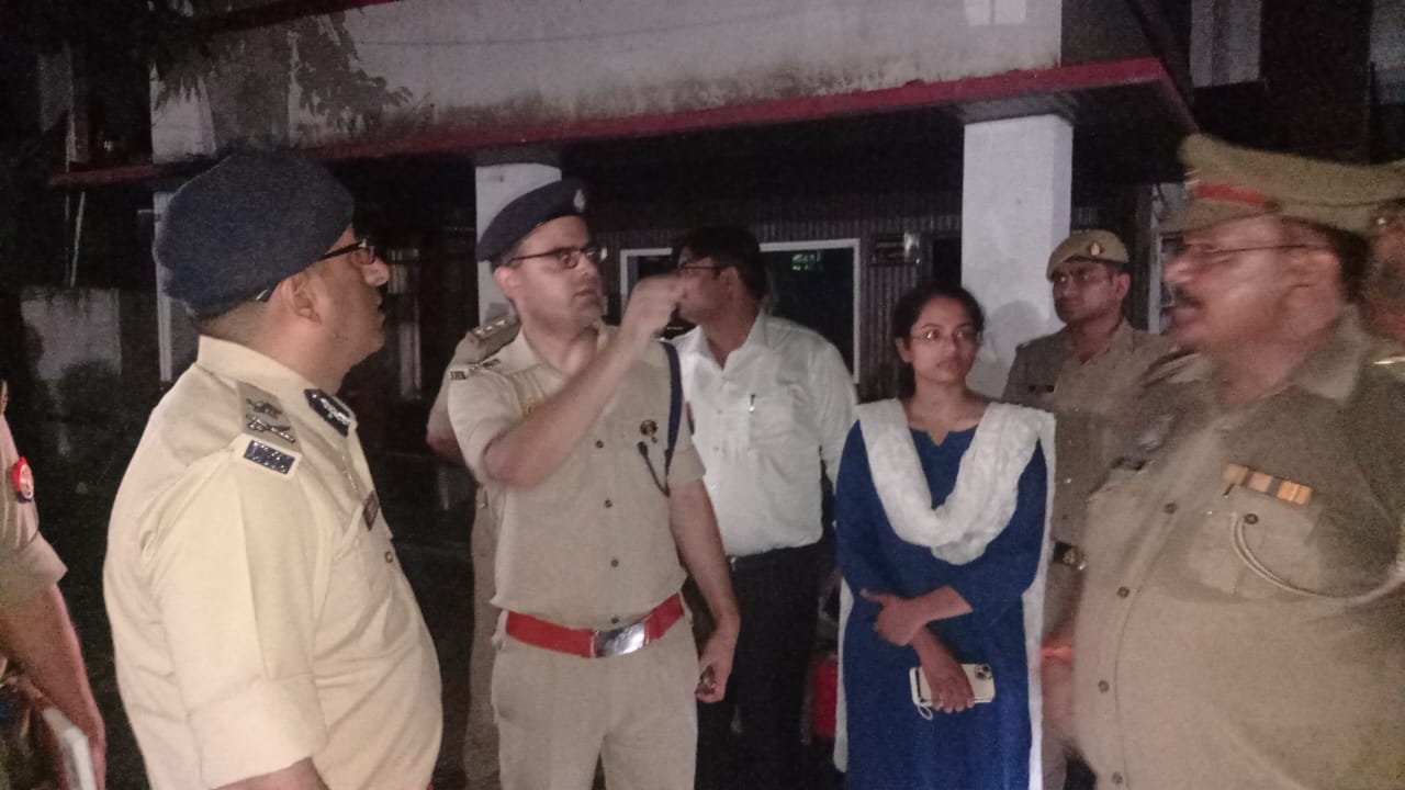 Meerut: Cylinders kept exploding and fire continues in police station for two hours, record of 39 years was b