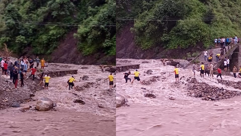 Uttarakhand Weather heavy rain News Approx 50 Tourist Stuck in Overflowing Gadera in Tehri