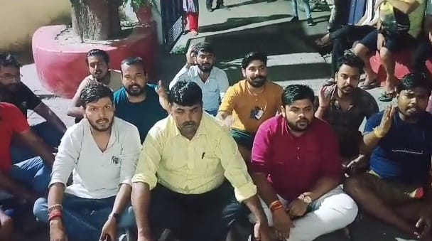 Advocates surrounded the police station, Advocates and BJYM leaders were settling the dispute, outpost incharg
