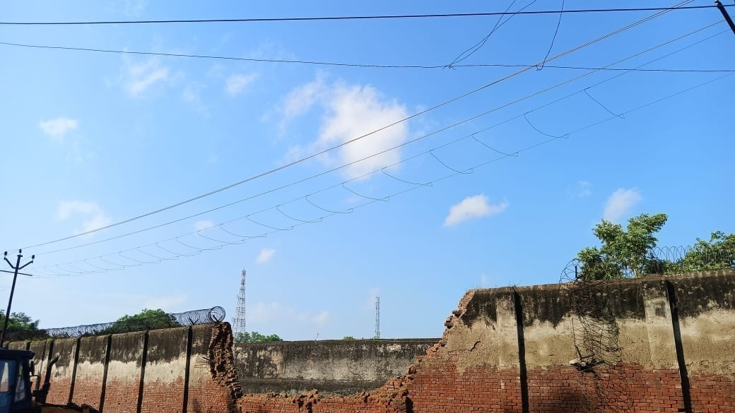 Big accident averted in Etawah, Jail wall collapses with loud sound, was built during British rule
