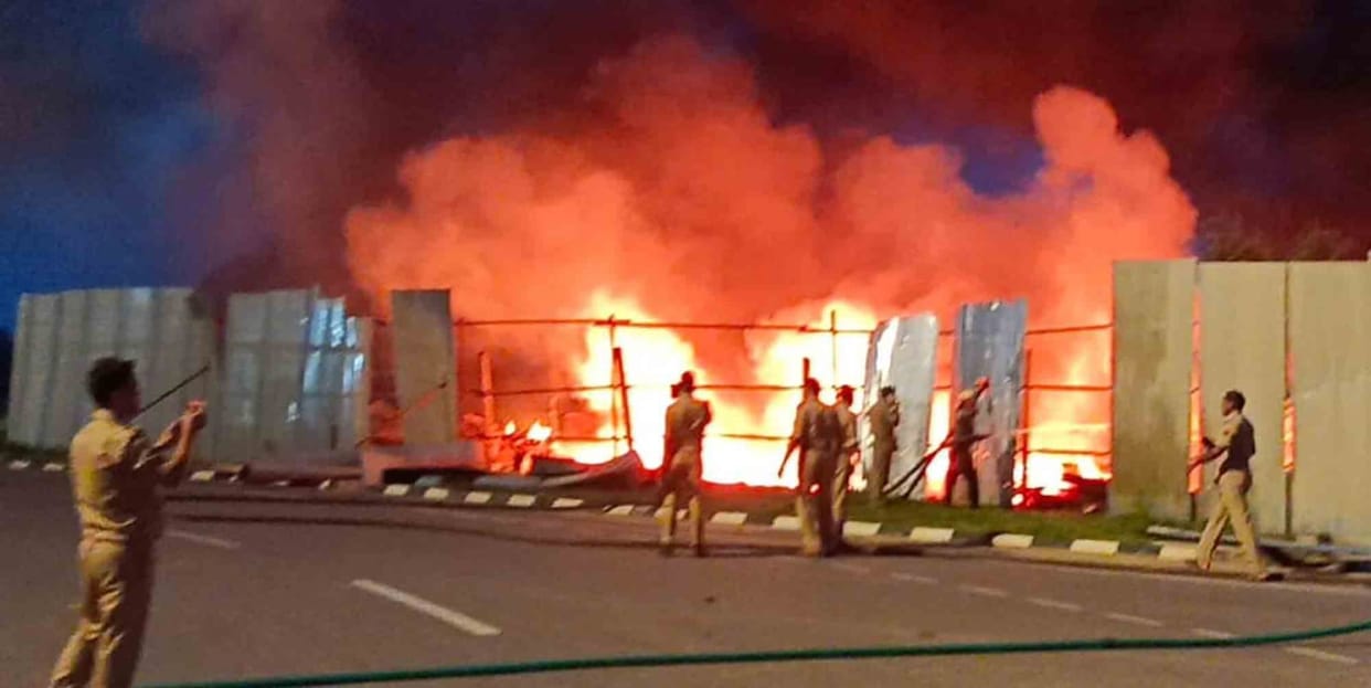 Fierce fire in Bundelkhand Expressway godown, explosion in cylinders, tin shed torn to shreds
