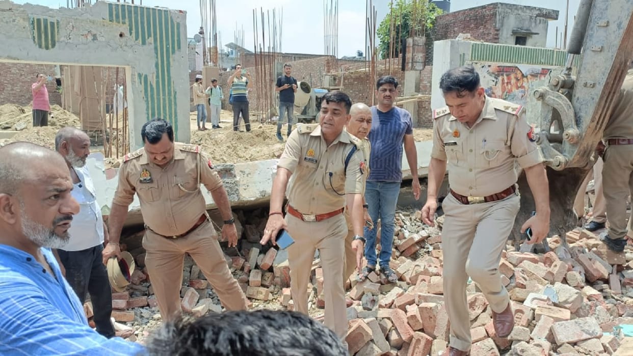 Madhav cinema hall balcony fell along with wall While breaking in Amroha, nine laborers were buried