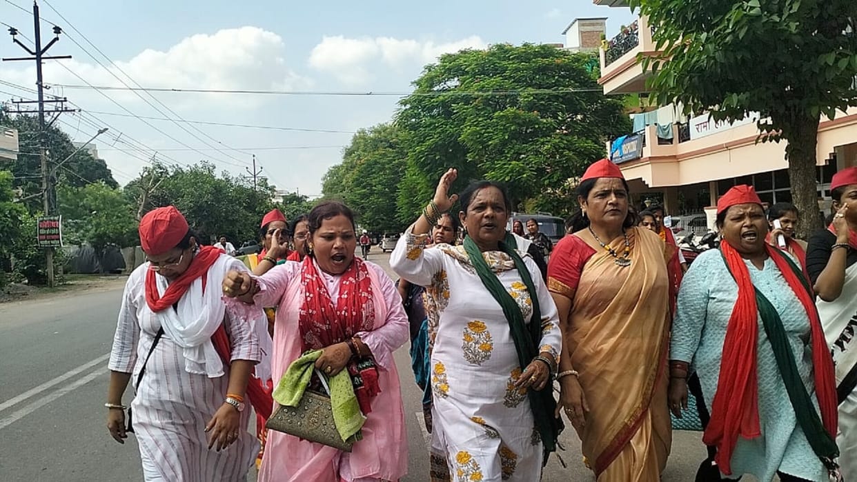 SP Mahila Sabha took out a foot march in protest against the Manipur incident, raising slogans against the cen
