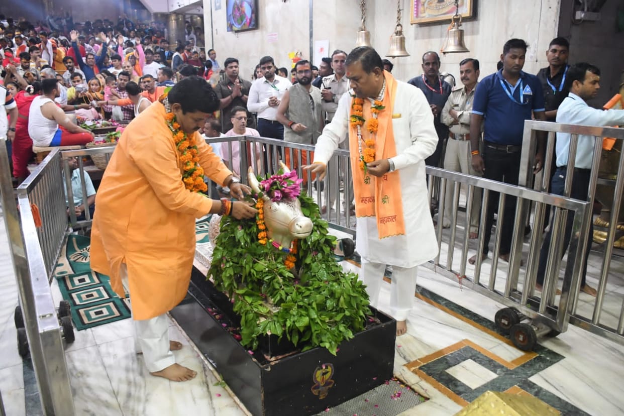 Ujjain Mahakal: Union Minister of State for Steel Kulaste visited Baba Mahakal, sitting in Nandi Hall meditate