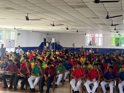 Police ki Pathshala DCP Varuna Zone taught lesson of security to girl students