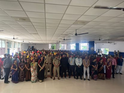 Police ki Pathshala DCP Varuna Zone taught lesson of security to girl students