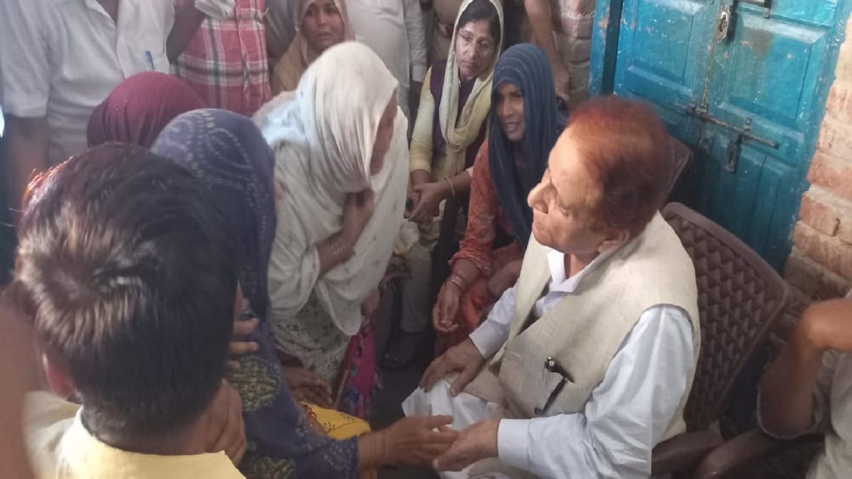 Azam Khan met family of five children drowned in a pit in Rampur's Shahbad