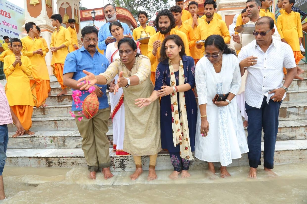 Athlete PT Usha reach Parmarth Niketan and worship Ganga Rishikesh Uttarakhand news in hindi