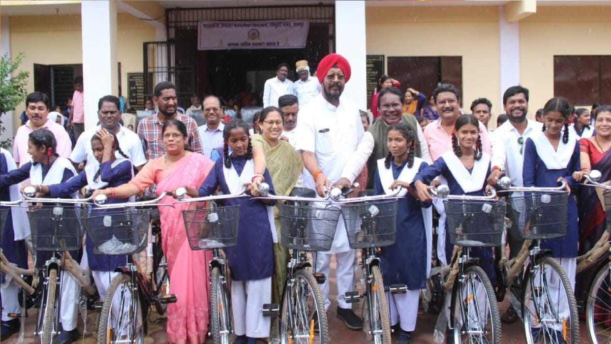 MLA Kuldeep Juneja distributed cycles to school girl students in Raipur