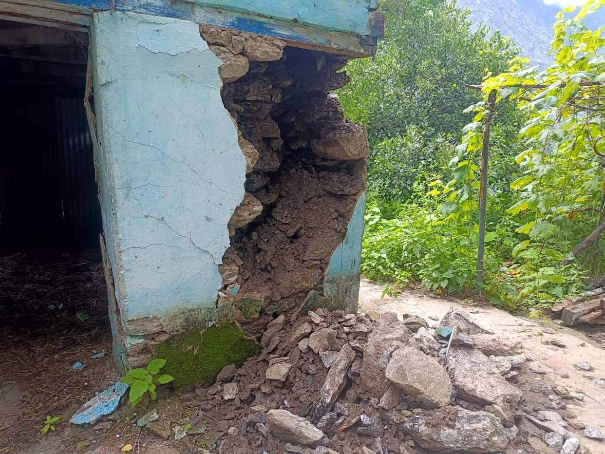 Landslide started again in Joshimath after heavy rain aashram wall collapsed in Singhdhar ward