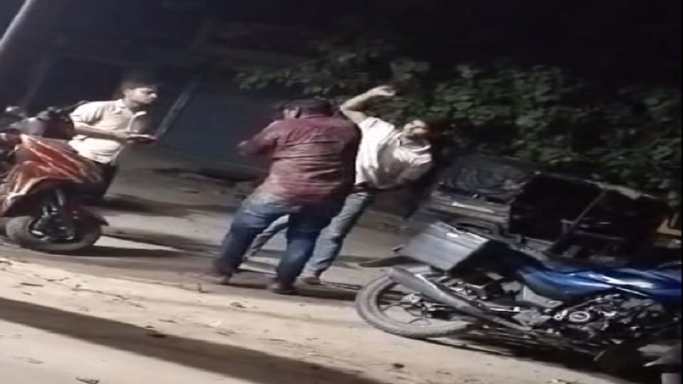 Hardoi constable killed 60 shoes to the young man