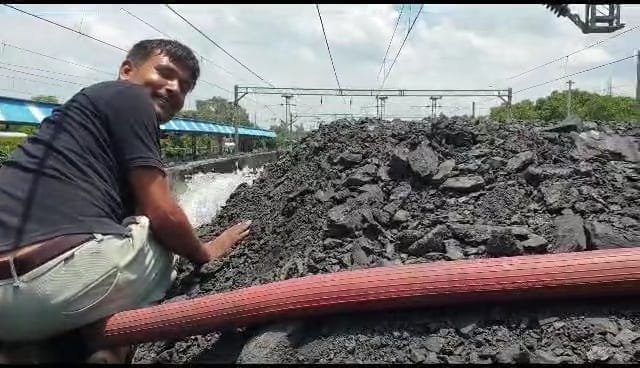 Damoh: Fire in goods train bogie, brought under control with the help of fire brigade at Damoh station