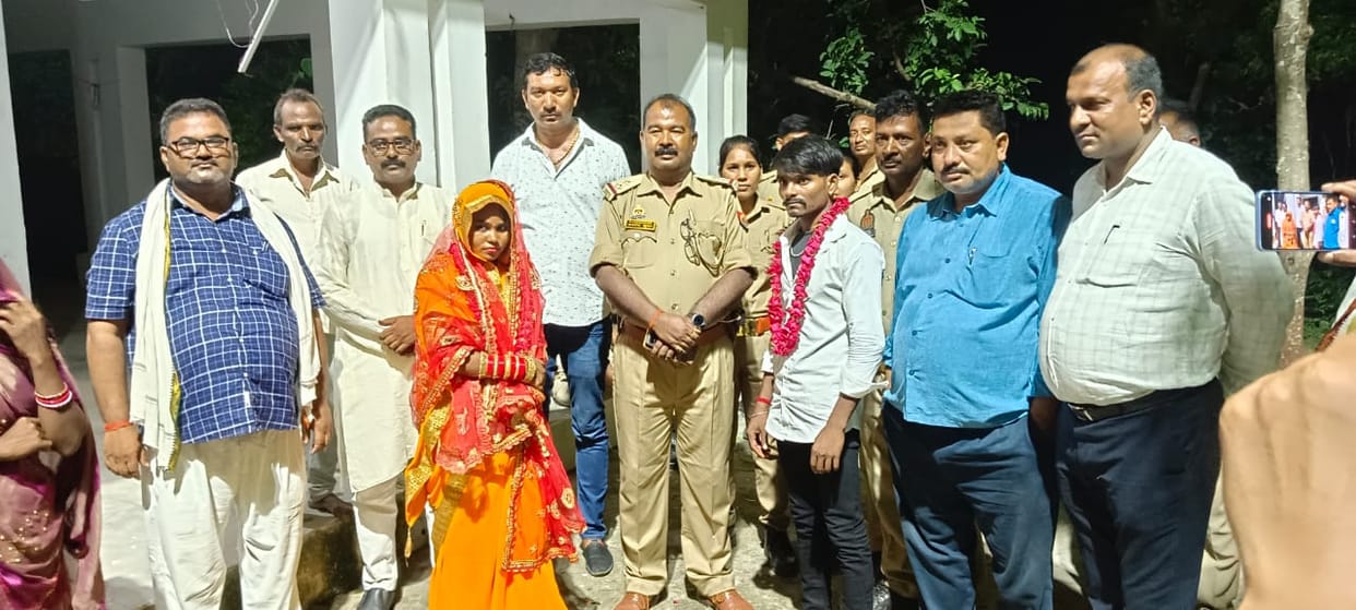 This case is amazing marriage took place in the police station, the policemen became the baraati