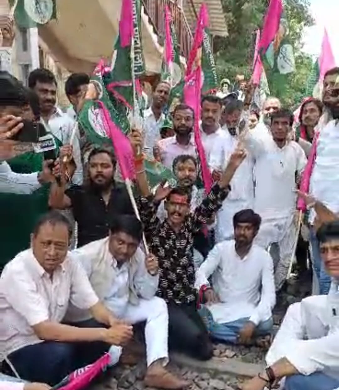 Train stopped in Bihar by Pappu Yadav JAP party against bjp modi government in manipur video, rail disturbed