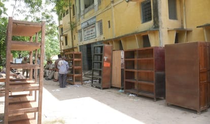 Sarv Seva Sangh Varanasi is now occupied by railways bulldozers can run anytime