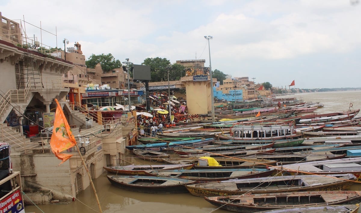 Ganga Water Level increasing in varanasi create problems for coastal residents and crematio