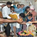 गोपेश्वर महादेव मंदिर पर जलाभिशेक करते भक्त