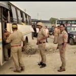 रोहिंग्याओं को गिरफ्तार कर ले जाती पुलिस