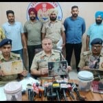 गैंगस्टर्स के बारे में जानकारी देते पुलिस अधिकारी।