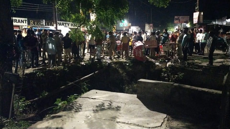 Sitapur: Uncontrolled DCM entered the bus stand, three died