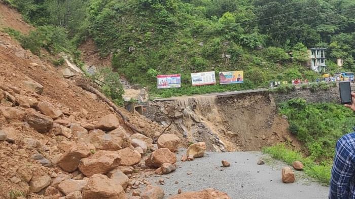 Uttarakhand Weather News Badrinath Highway collapsed 20 meters in Kameda debris falling on Yamunotri Highway