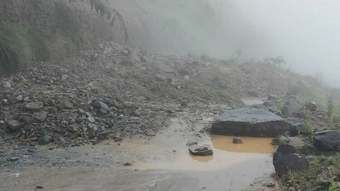 Uttarakhand Weather News Badrinath Highway collapsed 20 meters in Kameda debris falling on Yamunotri Highway