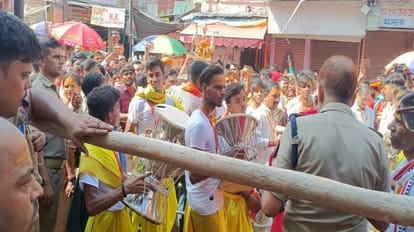 Sawan Somwar: सावन के तीसरे सोमवार पर बाबा विश्वनाथ की नगरी बम-बम, तेज धूप के बीचजलाभिषेक के लिए लगी लंबी कतार Sawan Somwar kashi vishwanath dham long queues for Jalabhishek har har mahadev