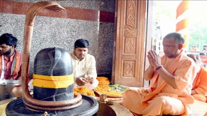 Sawan 2023: सीएम योगी ने मानसरोवर मंदिर में किया रुद्राभिषेक, जनकल्याण की मांगी मन्नत CM Yogi did Rudrabhishek in Mansarovar temple gorakhpur