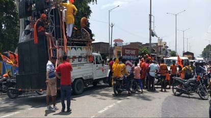 Kanwariyas blocked the highway after the accident in Pilibhit