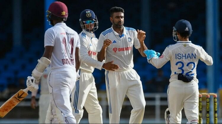 IND vs WI: टेस्ट सीरीज 2-0 से अपने नाम करने से आठ विकेट दूर भारत, वेस्टइंडीज को आखिरी दिन बनाने होंगे 289 रन